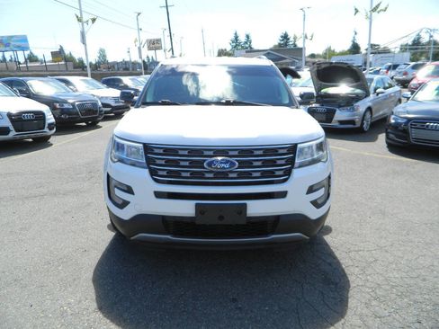 Used 2017 Ford Explorer XLT image 3