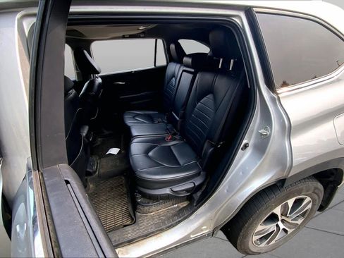 Used 2023 Toyota Highlander XLE AWD/4WD image 21
