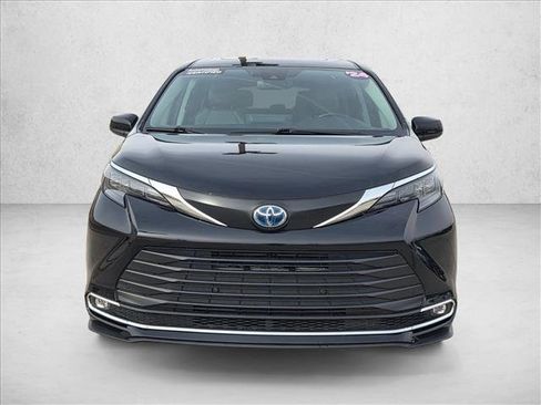 Used 2024 Toyota Sienna XLE image 2