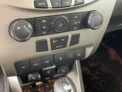 Used 2010 Ford Focus SES FWD image 9