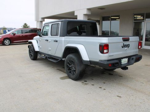 Used 2022 Jeep Gladiator Sport image 8