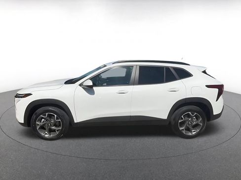 Used 2025 Chevrolet Trax LT FWD image 9