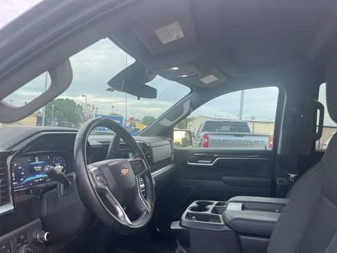 Used 2024 Chevrolet Silverado 1500 LT image 7