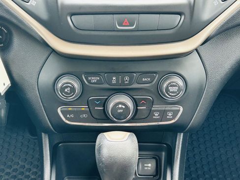 Used 2015 Jeep Cherokee Latitude w/ Cold Weather Group image 17