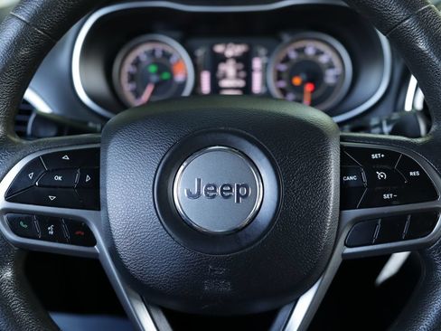 Used 2019 Jeep Cherokee Latitude w/ Popular Appearance Group FWD image 10