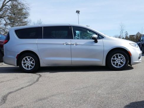 Used 2023 Chrysler Pacifica Touring-L image 7