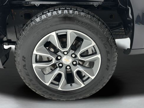Used 2024 Chevrolet Silverado 1500 LT AWD/4WD image 10
