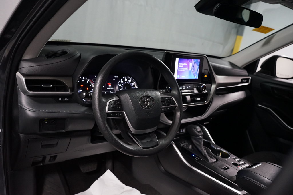 Used 2023 Toyota Highlander L FWD image 11