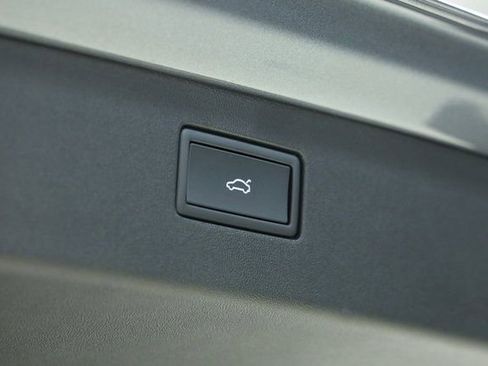 New 2025 Volkswagen Tiguan SE image 28