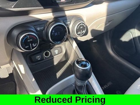 Used 2024 Hyundai Venue SEL image 24