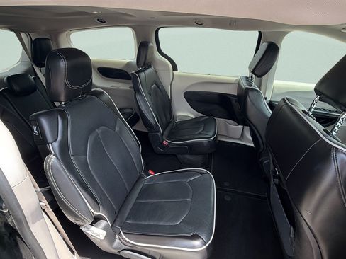 Used 2023 Chrysler Pacifica Limited FWD image 11