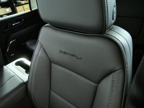 Used 2025 GMC Yukon Denali w/ Sun & Power Step Package AWD/4WD image 19