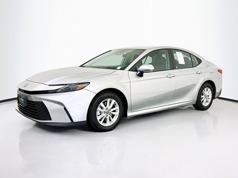 Used 2025 Toyota Camry LE image 3