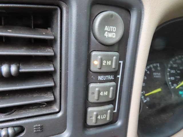 Used 2001 Chevrolet Suburban 2500 LT w/ LT Preferred Equipment Group AWD/4WD image 28