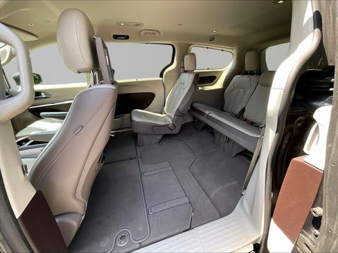 Used 2019 Chrysler Pacifica Touring-L Plus FWD image 22
