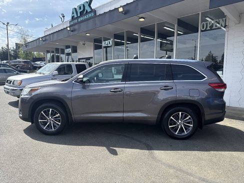 Used 2017 Toyota Highlander XLE AWD/4WD image 3