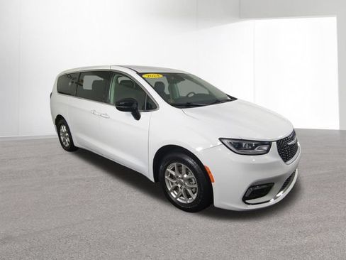 Used 2024 Chrysler Pacifica Touring-L FWD image 12