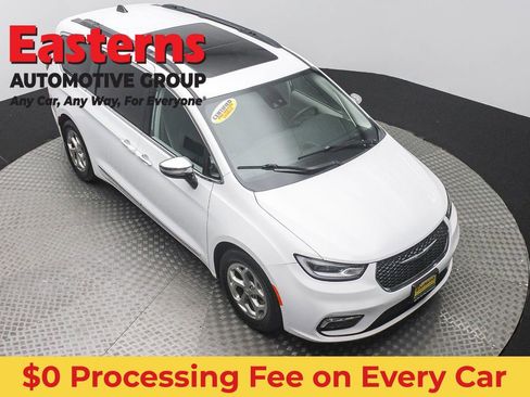 Used 2023 Chrysler Pacifica Limited FWD image 3