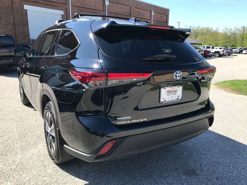 Used 2021 Toyota Highlander XLE image 6