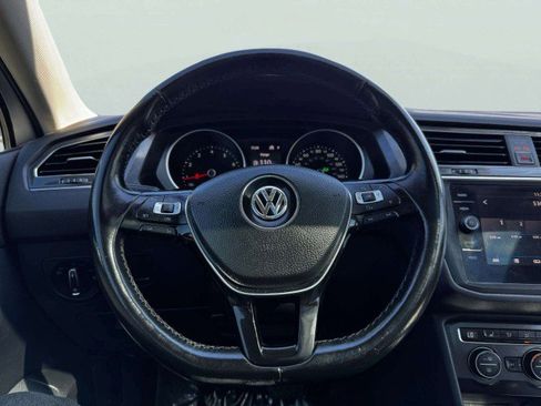 Used 2018 Volkswagen Tiguan SE w/ Panoramic Sunroof Package image 26