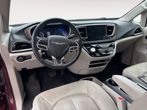 Used 2018 Chrysler Pacifica Touring-L Plus w/ Advanced Safetytec Group FWD image 9