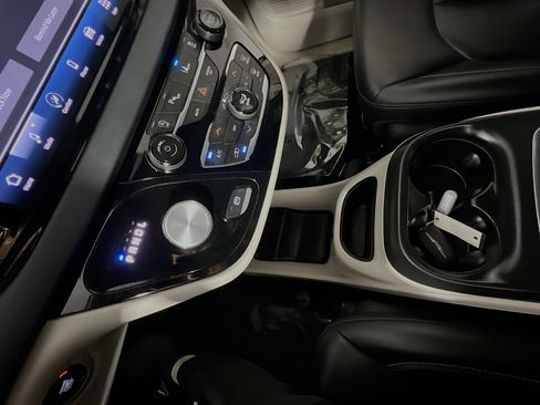 Used 2024 Chrysler Pacifica Touring-L FWD image 25