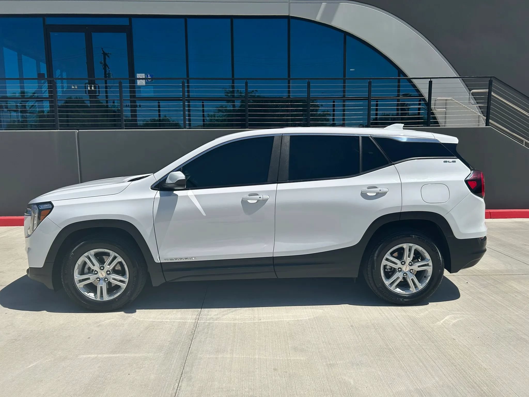 Used 2024 GMC Terrain SLE FWD image 3