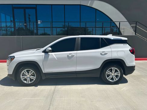 Used 2024 GMC Terrain SLE FWD image 3
