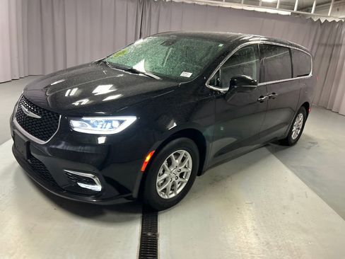 Used 2024 Chrysler Pacifica Touring-L image 3