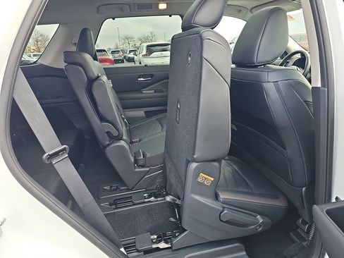 Used 2024 Nissan Pathfinder Platinum w/ Cargo Package image 25