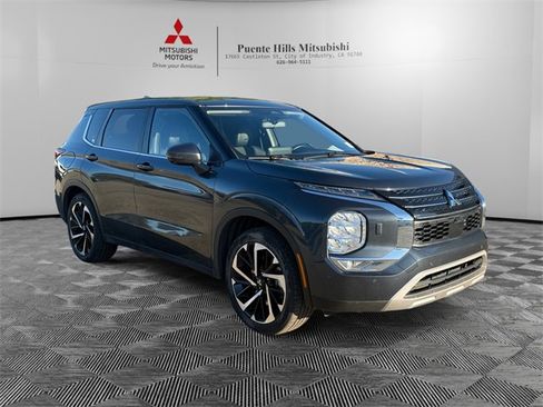 Used 2024 Mitsubishi Outlander SE image 3