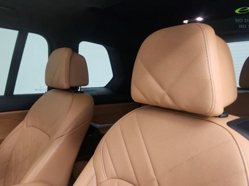 Used 2025 BMW X7 xDrive40i w/ M Sport Package AWD/4WD image 48