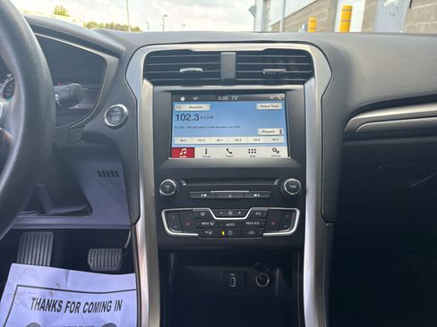 Used 2018 Ford Fusion SE w/ Fusion SE Technology Package image 18