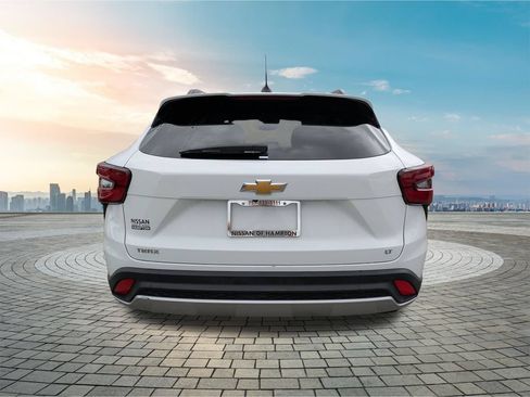 Used 2025 Chevrolet Trax LT FWD image 6