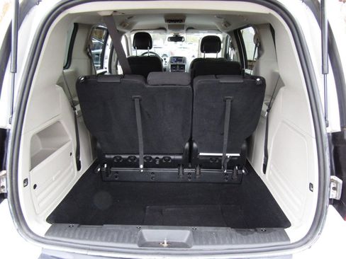 Used 2019 Dodge Grand Caravan SE w/ UConnect Hands-Free Group image 25