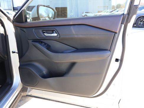 Used 2022 Nissan Rogue SL image 9