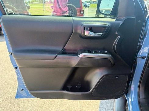 Used 2019 Toyota Tacoma TRD Sport AWD/4WD image 29