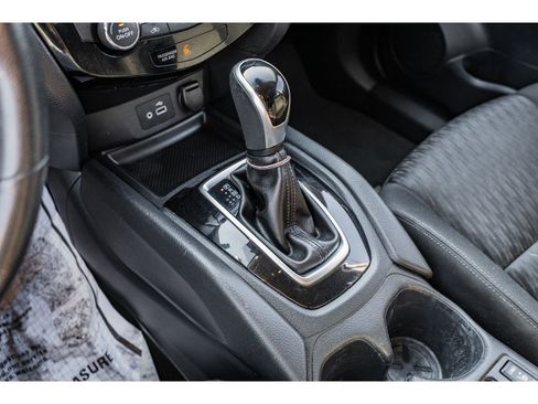 Used 2019 Nissan Rogue SV image 17