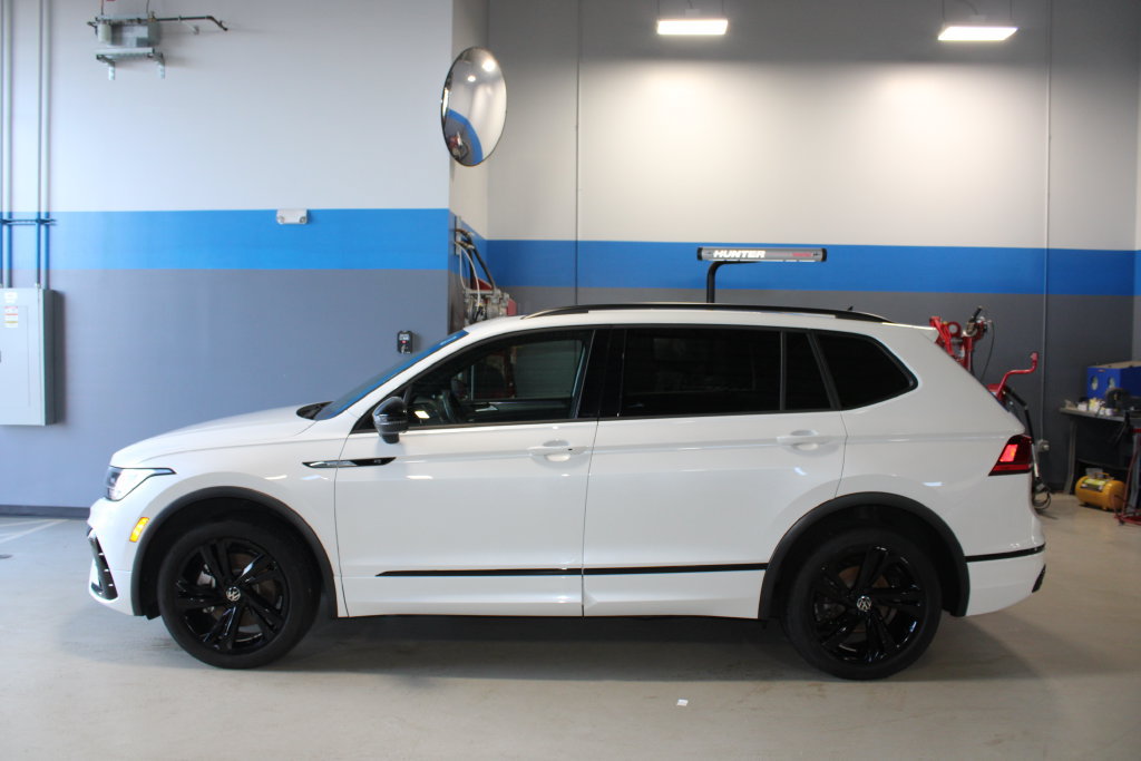 Used 2024 Volkswagen Tiguan SE R-Line AWD/4WD image 11