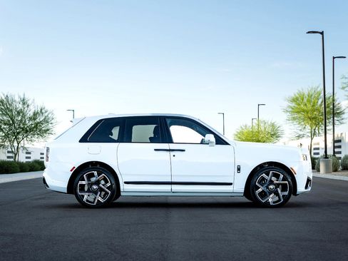 Used 2025 Rolls-Royce Cullinan Black Badge image 10