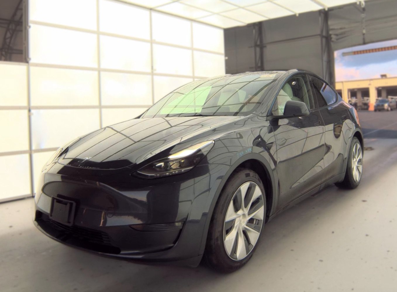 Used 2024 Tesla Model Y Long Range AWD/4WD image 1