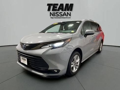 Used 2022 Toyota Sienna XLE Woodland Edition AWD/4WD image 3