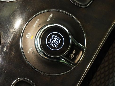 Used 2019 Bentley Bentayga image 28