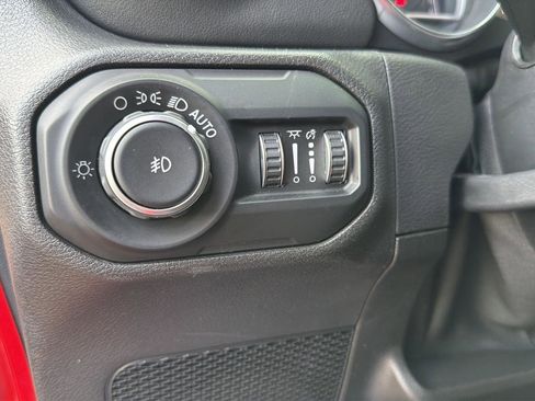 Used 2019 Jeep Wrangler Unlimited Sahara AWD/4WD image 11