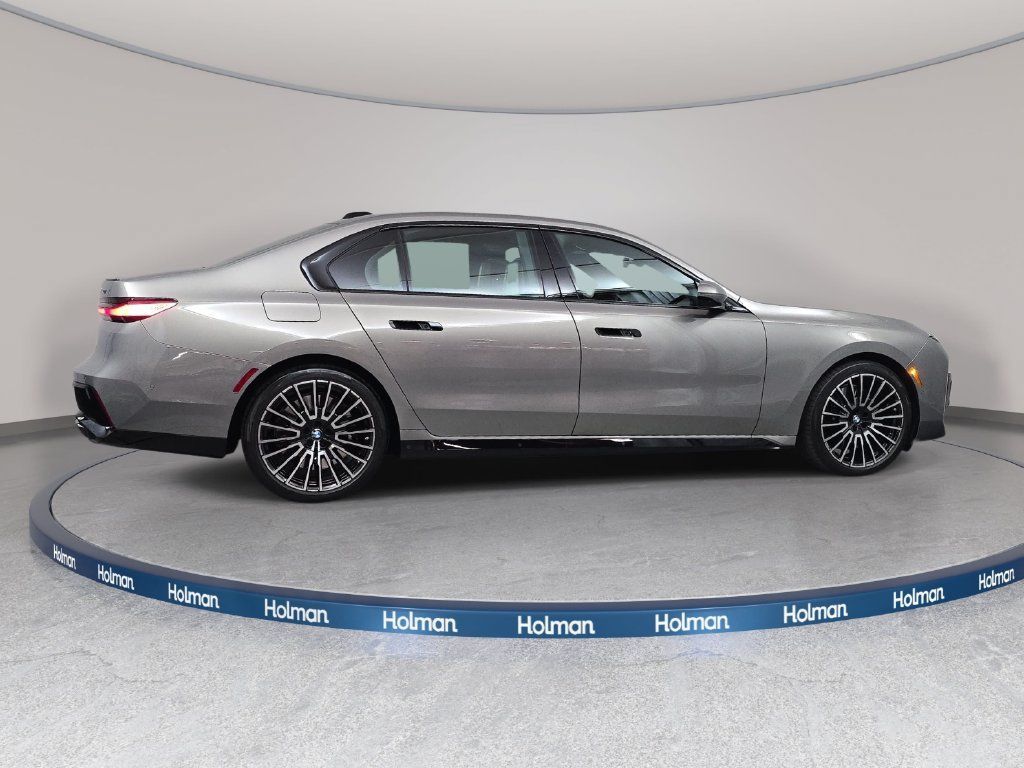 Used 2025 BMW 760i xDrive w/ Executive Package AWD/4WD image 5