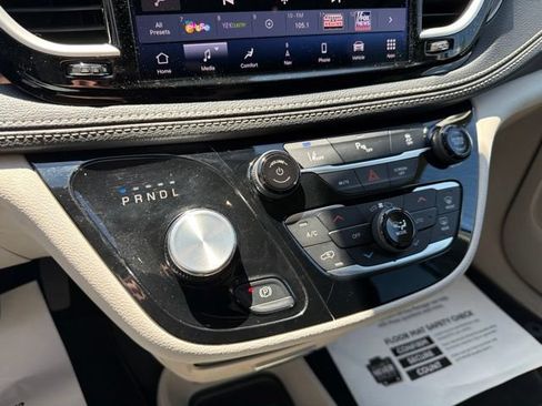 Used 2024 Chrysler Pacifica Limited FWD image 20