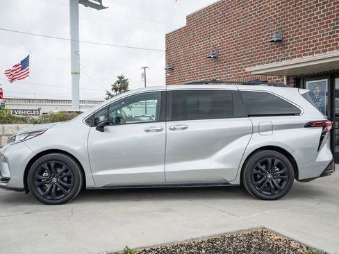 Used 2023 Toyota Sienna XSE FWD image 3