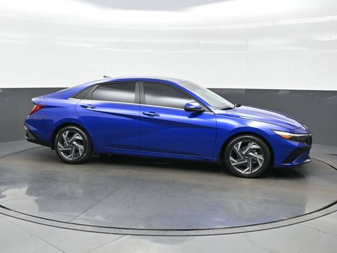 Certified 2025 Hyundai Elantra Limited FWD image 7