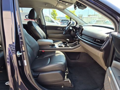 Used 2025 Kia Carnival FWD image 35