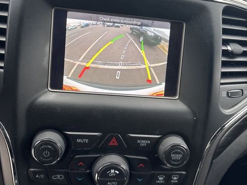 Used 2019 Jeep Grand Cherokee Laredo image 15